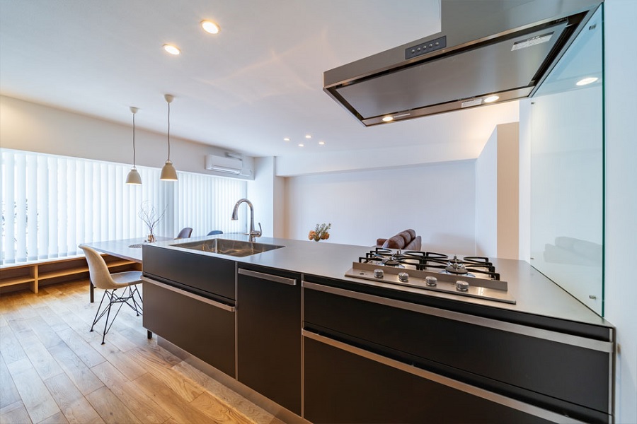 Mansion kitchen renovation of Mr. Iwahara Architect’s office (Vibration finish of Abel-black)