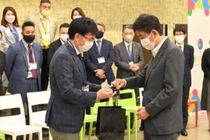 We presented former Prime Minister Abe with an Abel Black business card and a cutlery set.